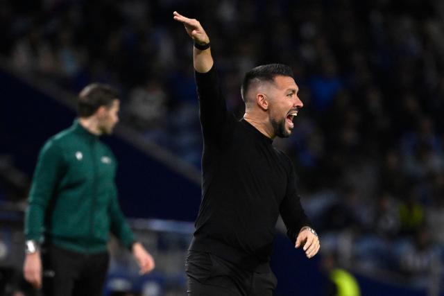 FC Porto's Italian coach Francesco Farioli reacts during the UEFA Champions League first round day 3 football match between FC Porto and PSV Eindhoven at Dragao stadium in Porto, on October 20, 2026 (Photo by Miguel RIOPA / AFP)