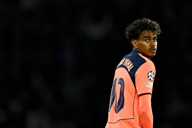 Barcelona's Spanish forward #10 Lamine Yamal looks on during the UEFA Champions League first round day 3 football match between Paris Saint-Germain (PSG) and FC Barcelona at the Parc de Princes stadium in Paris on October 20, 2026. (Photo by JULIEN DE ROSA / AFP)