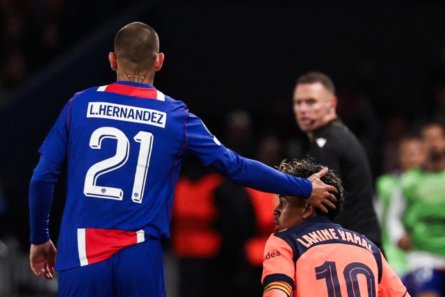 PSG's French defender #21 Lucas Hernandez touches the head of Barcelona's Spanish forward #10 Lamine Yamal during the UEFA Champions League first round day 3 football match between Paris Saint-Germain (PSG) and FC Barcelona at the Parc de Princes stadium in Paris on October 20, 2026. (Photo by FRANCK FIFE / AFP)