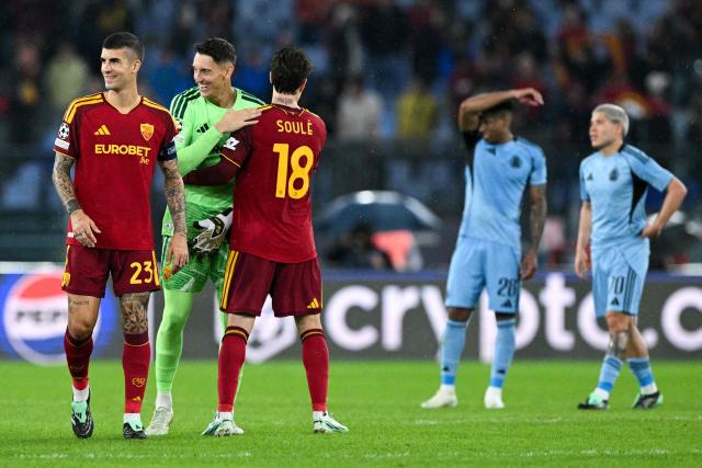 AS Roma's Italian goalkeeper #95 Pierluigi Gollini (2nd L), AS Roma's Argentine forward #18 Matías Soulé and AS Roma's Italian defender #23 Gianluca Mancini (L) celebrate the victory  at the end of the UEFA Champions League - 1st round day 3 football match between AS Roma and Slovan Bratislava at the Olympic Stadium in Rome on October 20, 2026. (Photo by Andreas SOLARO / AFP)