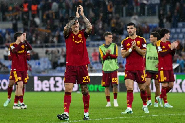 AS Roma's Italian defender #23 Gianluca Mancini celebrates the victory at the end of the UEFA Champions League - 1st round day 3 football match between AS Roma and Slovan Bratislava at the Olympic Stadium in Rome on October 20, 2026. (Photo by Andreas SOLARO / AFP)