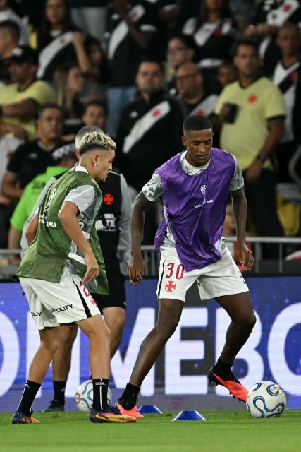 Vasco da Gama's midfielder #28 Adson and Vasco da Gama's defender #30 Robert Renan warm-up ahead of the Copa Sudamericana semifinal second leg football match between Brazil's Vasco da Gama and Argentina's Boca Juniors at the Maracana stadium in Rio de Janeiro, Brazil, on October 20, 2026. (Photo by MAURO PIMENTEL / AFP)