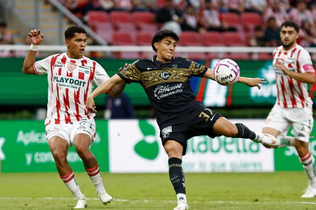 Necaxa's defender #14 Mauro Zaleta and Guadalajara's US midfielder #37 Richard Ledezma fight for the ball during the Liga MX Apertura tournament football match between Guadalajara and Necaxa at the Akron stadium in Zapopan, Jalisco state, Mexico, on October 20, 2026. (Photo by ULISES RUIZ / AFP)