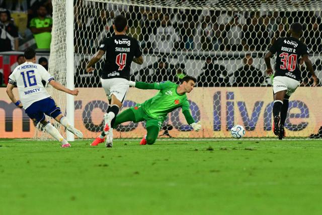 Boca Juniors' Uruguayan forward #16 Miguel Merentiel scores his team's second goal past Vasco da Gama's goalkeeper #01 Leo Jardim during the Copa Sudamericana semifinal second leg football match between Brazil's Vasco da Gama and Argentina's Boca Juniors at the Maracana stadium in Rio de Janeiro, Brazil, on October 20, 2026. (Photo by Pablo PORCIUNCULA / AFP)
