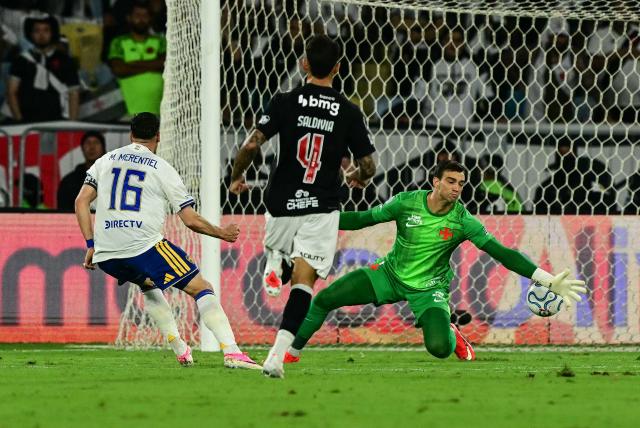 Boca Juniors' Uruguayan forward #16 Miguel Merentiel scores his team's second goal past Vasco da Gama's goalkeeper #01 Leo Jardim during the Copa Sudamericana semifinal second leg football match between Brazil's Vasco da Gama and Argentina's Boca Juniors at the Maracana stadium in Rio de Janeiro, Brazil, on October 20, 2026. (Photo by Pablo PORCIUNCULA / AFP)