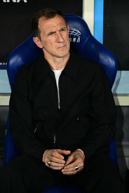 Boca Juniors' head coach Rodolfo Arruabarrena looks on before the Copa Sudamericana semifinal second leg football match between Brazil's Vasco da Gama and Argentina's Boca Juniors at the Maracana stadium in Rio de Janeiro, Brazil, on October 20, 2026. (Photo by Pablo PORCIUNCULA / AFP)