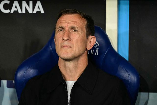 Boca Juniors' head coach Rodolfo Arruabarrena looks on before the Copa Sudamericana semifinal second leg football match between Brazil's Vasco da Gama and Argentina's Boca Juniors at the Maracana stadium in Rio de Janeiro, Brazil, on October 20, 2026. (Photo by Pablo PORCIUNCULA / AFP)