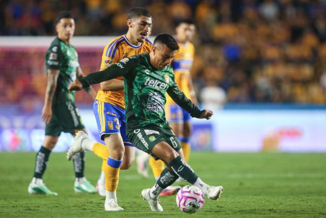 Tigres' midfielder #34 Henrique Simeone and Leon's midfielder #06 Fernando Beltran fight for the ball during the Liga MX Apertura tournament football match between Tigres and Leon at the Universitario de la UANL stadium in Monterrey, Nuevo Leon state, Mexico, on October 20, 2026. AMARILLLO 34  VERDE 6 (Photo by Julio Cesar AGUILAR / AFP)