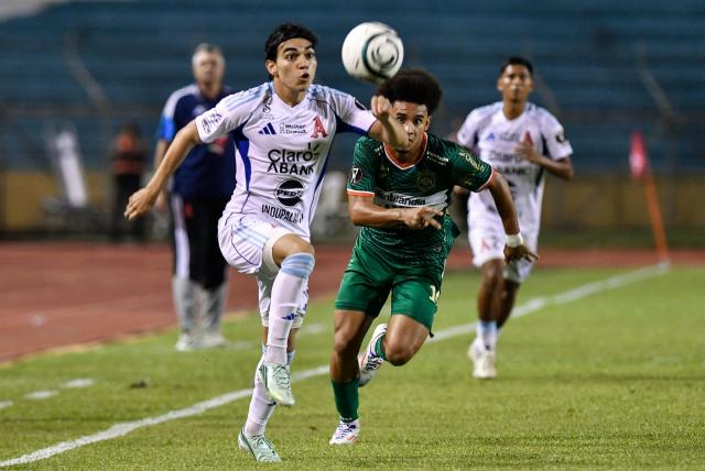 Alianza's midfielder #10 Leonardo Menjivar and Marathon's defender #14 Javier Arriaga fight for the ball during the first-leg play-in football match of the 2026 Concacaf Central American Cup between Honduras' CD Marathon and El Salvador's Alianza FC at the Francisco Morazan Stadium in San Pedro Sula, Honduras, on October 20, 2026. (Photo by Orlando SIERRA / AFP)
