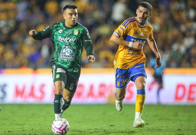 Leon's midfielder #06 Fernando Beltran and Tigres' midfielder #34 Henrique Simeone fight for the ball during the Liga MX Apertura tournament football match between Tigres and Leon at the Universitario de la UANL stadium in Monterrey, Nuevo Leon state, Mexico, on October 20, 2026. (Photo by Julio Cesar AGUILAR / AFP)