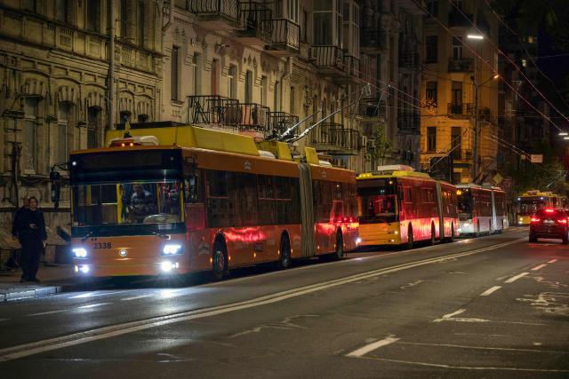 Trolleybuses are halted on the street in the centre of Kyiv on the evening of October 20, 2026, due to voltage reduction caused by Russian attacks on energy facilities in the country, amid the Russian invasion in Ukraine.  (Photo by Vladislav MUSIENKO / AFP)