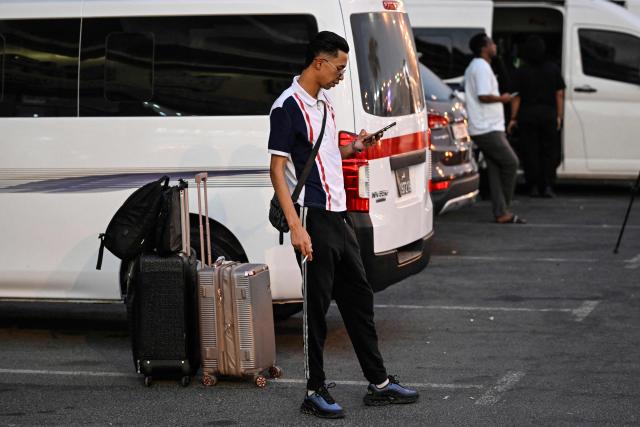 A traveller prepares to depart by road for Saudi Arabia from Doha on October 21, 2026. Saudi Arabia has this month come under sustained attack from the Iran-backed Houthis, including a strike on Riyadh's international airport that was the kingdom's deadliest in years, as the war with the group escalates. (Photo by Mahmud HAMS / AFP)