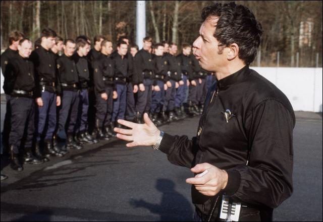 (FILES) GIGN chief, Captain Paul Barril (R), speaks to his men on November 30, 1983, in Baccarat, during a training exercise for the National Gendarmerie's Light Intervention Teams (ELI). National Gendarmerie Intervention Group (GIGN) co-founder Paul Barril died aged 80, the GIGN announced on October 21, 2026. (Photo by JEAN-CLAUDE DELMAS / AFP)