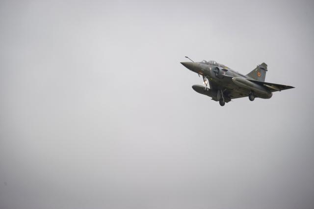 (FILES) This photograph taken on September 25, 2015 shows a Dassault Mirage 2000D jet fighter flying near the Nancy Air Base (Base aerienne 133 de Nancy) in Thuilley-aux-Groseilles, during a military exercise of ground-guided strikes. A Mirage 2000D fighter jet crashed on October 20, 2026 evening near Nancy, in north-eastern France, during a training flight, killing at least one member of the crew, the French Air and Space Force said on October 21, 2026. (Photo by Sébastien BOZON / AFP)