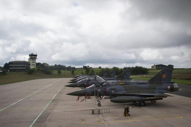(FILES) This photograph taken on September 25, 2015 shows Dassault Mirage 2000D jet fighters at the Nancy Air Base (Base aerienne 133 de Nancy) in Thuilley-aux-Groseilles, during a military exercise of ground-guided strikes. A Mirage 2000D fighter jet crashed on October 20, 2026 evening near Nancy, in north-eastern France, during a training flight, killing at least one member of the crew, the French Air and Space Force said on October 21, 2026. (Photo by Sébastien BOZON / AFP)
