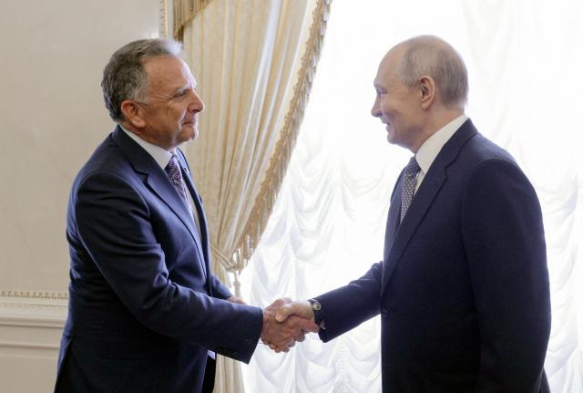 In this pool photograph distributed by the Russian state agency Sputnik, Russia's President Vladimir Putin (R) greets US special envoy Steve Witkoff (L) prior to their meeting in Saint Petersburg on October 21, 2026. (Photo by Mikhail METZEL / POOL / AFP) / Editor's note: This image is distributed by the Russian state owned agency Sputnik