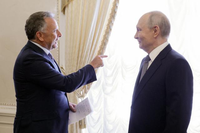 In this pool photograph distributed by the Russian state agency Sputnik, Russia's President Vladimir Putin (R) speaks with US special envoy Steve Witkoff (L) during their meeting in Saint Petersburg on October 21, 2026. (Photo by Gavriil GRIGOROV / POOL / AFP) / Editor's note: This image is distributed by the Russian state owned agency Sputnik