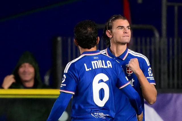 Como's Argentine midfielder #10 Nicolas Paz (R) celebrates scoring his team's first goal during the UEFA Champions League, league phase matchday 3, football match between Como 1907 and Manchester United at the Stadio Giuseppe Sinigaglia in Como, northen Italy on October 21, 2026. (Photo by Marco BERTORELLO / AFP)