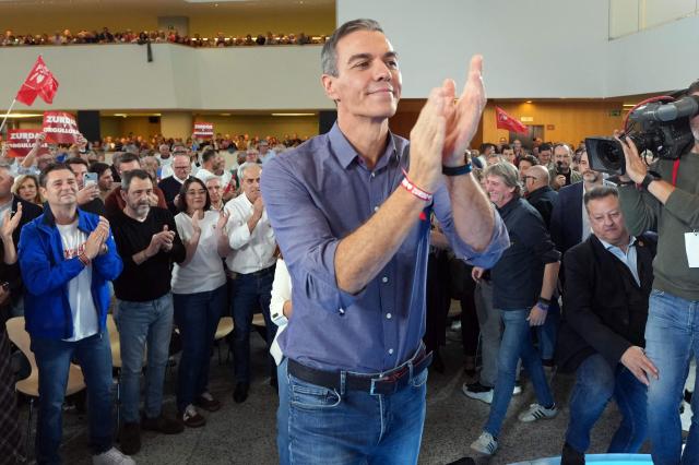 Spanish Prime Minister Pedro Sanchez claps during a pre-campaign rally of the Spanish Socialist Party (PSOE) for the upcoming November 29 general election, in Burgos on October 21, 2026. (Photo by Cesar MANSO / AFP)