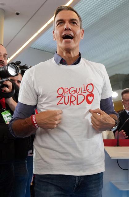 Spanish Prime Minister Pedro Sanchez wears a T-shirt reading "Lefty pride" during a pre-campaign rally of the Spanish Socialist Party (PSOE) for the upcoming November 29 general election, in Burgos on October 21, 2026. (Photo by Cesar MANSO / AFP)