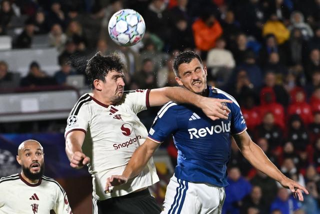 Manchester United's English defender #05 Harry Maguire (C) fights for the ball with Como's German defender #02 Marc-Oliver Kempf during the UEFA Champions League, league phase matchday 3, football match between Como 1907 and Manchester United at the Stadio Giuseppe Sinigaglia in Como, northen Italy on October 21, 2026. (Photo by PIERO CRUCIATTI / AFP)