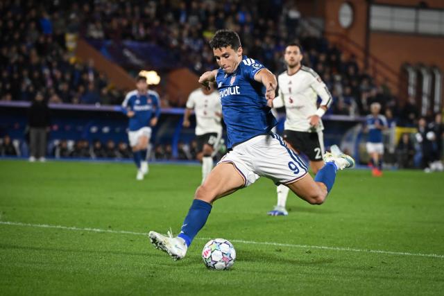 Como's Greek forward #09 Tasos Douvikas shoots the ball during the UEFA Champions League, league phase matchday 3, football match between Como 1907 and Manchester United at the Stadio Giuseppe Sinigaglia in Como, northen Italy on October 21, 2026. (Photo by PIERO CRUCIATTI / AFP)