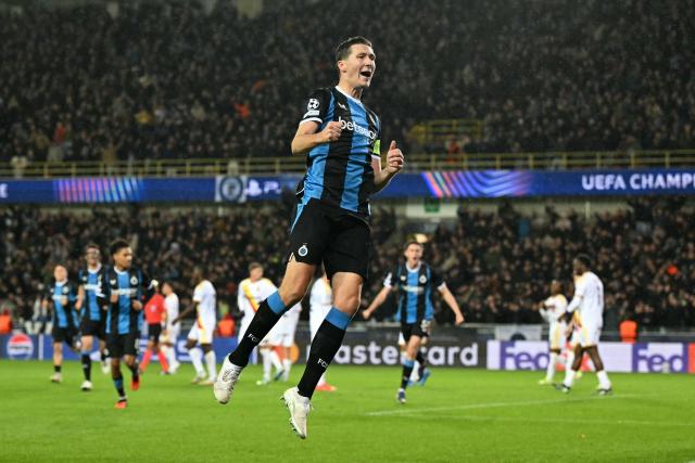 Club Brugge's Belgian midfielder #20 Hans Vanaken (C) celebrates after scoring Brugge's first goal during the UEFA Champions League, league phase matchday 3, football match between Club Brugge KV and RC Lens at the Jan Breydel Stadium in Bruges on October 21, 2026. (Photo by NICOLAS TUCAT / AFP)