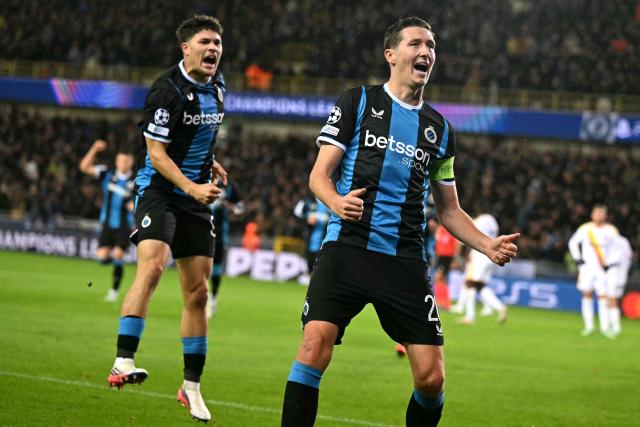 Club Brugge's Belgian midfielder #20 Hans Vanaken (R) celebrates after scoring Brugge's first goal during the UEFA Champions League, league phase matchday 3, football match between Club Brugge KV and RC Lens at the Jan Breydel Stadium in Bruges on October 21, 2026. (Photo by NICOLAS TUCAT / AFP)