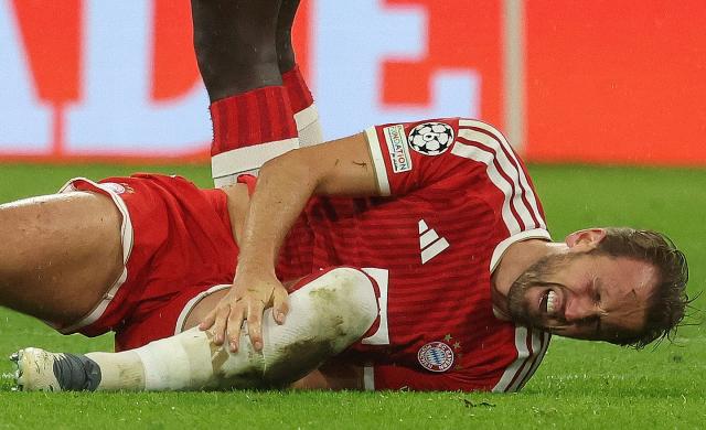 Bayern Munich's English forward #09 Harry Kane (R) reacts after he was fouled during the UEFA Champions League football match between FC Bayern Munich and Arsenal FC in Munich, southern Germany on October 21, 2026. (Photo by Karl-Josef HILDENBRAND / AFP) / ALTERNATIVE CROP