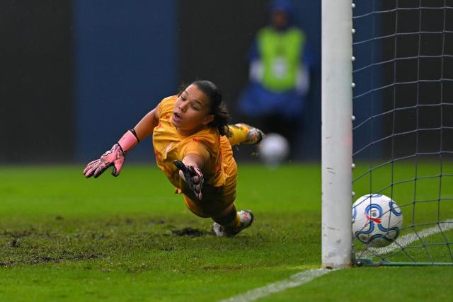 Indepediente Santa Fe's goalkeeper #26 Jimena Osipna fails to stop a penalty kick by Corinthians' midfielder #17 Victoria Albuquerque (not in frame) during the 2026 Women's Copa Libertadores Group A football match between Colombia's Santa Fe and Brazil's Corinthians at the Banco Guayaquil Stadium in Quito on October 21, 2026. (Photo by Rodrigo BUENDIA / AFP)