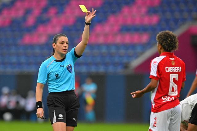 Argentine referee Roberta Echavarria shows a yellow card to Indepediente Santa Fe's midfielder #06 Wendis Cabrera during the 2026 Women's Copa Libertadores Group A football match between Colombia's Santa Fe and Brazil's Corinthians at the Banco Guayaquil Stadium in Quito on October 21, 2026. (Photo by Rodrigo BUENDIA / AFP)