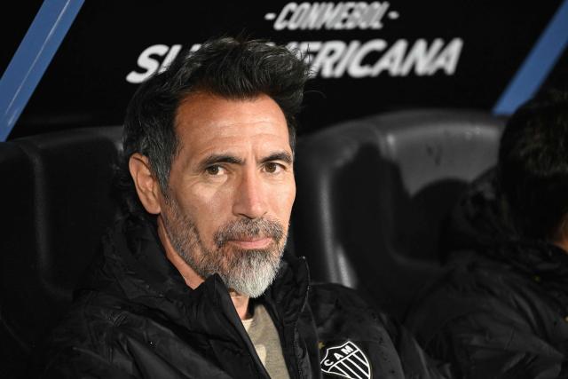 Atletico Mineiro's Argentine head coach Eduardo Dominguez gestures before the start of the Copa Sudamericana semifinal second leg football match between Uruguay's Montevideo City Torque and Brazil's Atletico Mineiro at the Centenario stadium in Montevideo on October 21, 2026. (Photo by EITAN ABRAMOVICH / AFP)