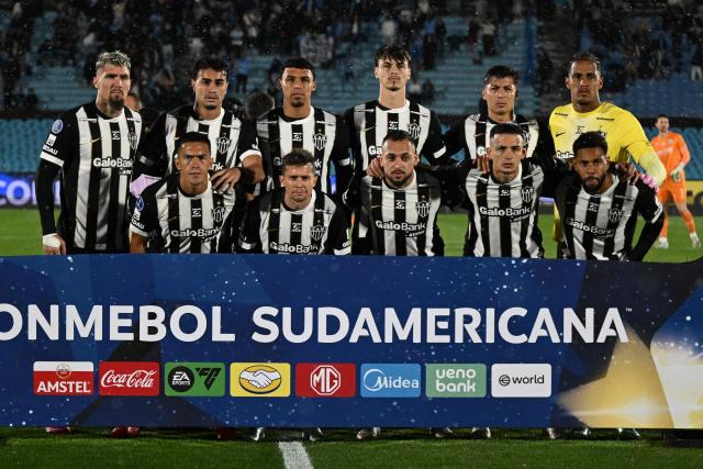 Atletico Mineiro players pose for a picture before the start of the Copa Sudamericana semifinal second leg football match between Uruguay's Montevideo City Torque and Brazil's Atletico Mineiro at the Centenario stadium in Montevideo on October 21, 2026. (Photo by EITAN ABRAMOVICH / AFP)