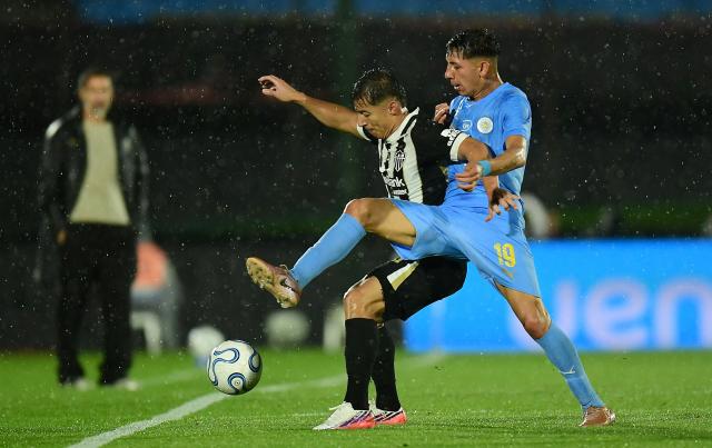 Atletico Mineiro's Ecuadorean midfielder #21 Alan Franco and Montevideo City Torque's Argentine midfielder #19 Diogo Guzman fight for the ball during the Copa Sudamericana semifinal second leg football match between Uruguay's Montevideo City Torque and Brazil's Atletico Mineiro at the Centenario stadium in Montevideo on October 21, 2026. (Photo by Dante FERNANDEZ / AFP)