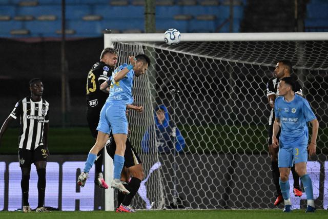 Montevideo City Torque's defender #24 Gary Kagelmacher heads to score his team's second goal during the Copa Sudamericana semifinal second leg football match between Uruguay's Montevideo City Torque and Brazil's Atletico Mineiro at the Centenario stadium in Montevideo on October 21, 2026. (Photo by Eitan ABRAMOVICH / AFP)