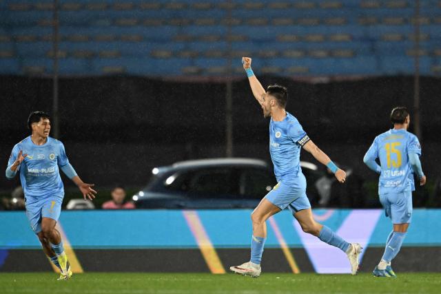 Montevideo City Torque's defender #24 Gary Kagelmacher celebrates scoring his team's second goal during the Copa Sudamericana semifinal second leg football match between Uruguay's Montevideo City Torque and Brazil's Atletico Mineiro at the Centenario stadium in Montevideo on October 21, 2026. (Photo by Eitan ABRAMOVICH / AFP)
