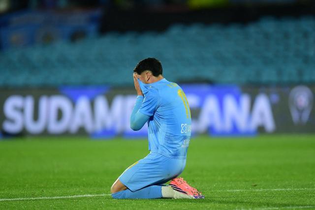 Montevideo City Torque's forward #11 Nahuel da Silva reacts at the end of the Copa Sudamericana semifinal second leg football match between Uruguay's Montevideo City Torque and Brazil's Atletico Mineiro at the Centenario stadium in Montevideo on October 21, 2026. (Photo by Dante FERNANDEZ / AFP)