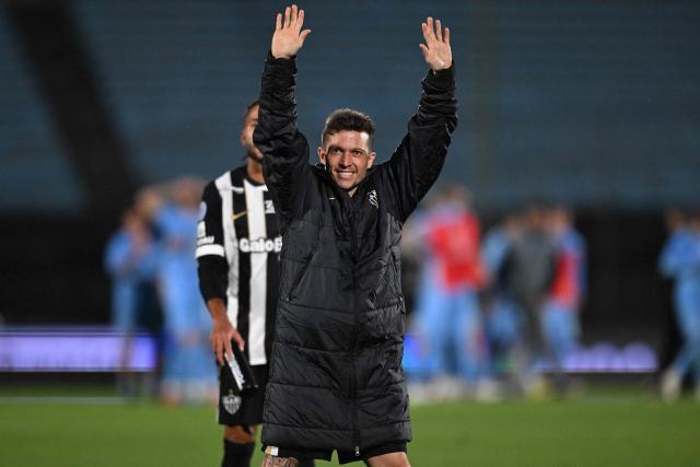Atletico Mineiro's midfielder #11 Bernard waves at the end of the Copa Sudamericana semifinal second leg football match between Uruguay's Montevideo City Torque and Brazil's Atletico Mineiro at the Centenario stadium in Montevideo on October 21, 2026. (Photo by Eitan ABRAMOVICH / AFP)