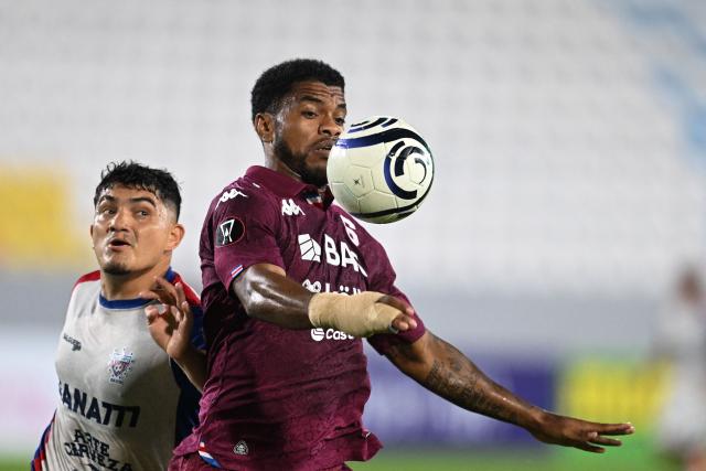 Firpo's defender #06 Eduardo Vigil and Saprissa's Panamanian forward #07 Newton Williams fight for the ball during the first-leg play-in football match of the 2026 Concacaf Central American Cup between El Salvador's Club Deportivo Luis Angel Firpo and Costa Rica's Deportivo Saprissa at the Jorge "El Magico" Gonzalez Stadium in San Salvador on October 21, 2026. (Photo by MARVIN RECINOS / AFP)