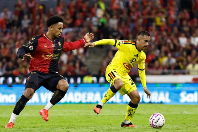 Atlas' Moroccan forward #08 Ryan Mmaee and America's midfielder #28 Erick Sanchez fight for the ball during the Liga MX Apertura tournament football match between Atlas and America at the Jalisco stadium in Guadalajara, Jalisco state, Mexico on October 21, 2026. (Photo by ULISES RUIZ / AFP)