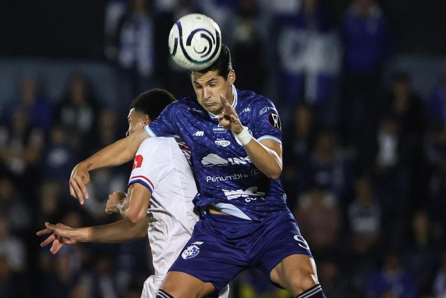 Olimpia's defender #03 Clinton Benett and Cartagines' Mexican forward #09 Jose Gonzalez fight for the ball during the first-leg play-in football match of the 2026 Concacaf Central American Cup between Costa Rica's Club Sport Cartagines and Honduras's Olimpia at the Jose Rafael "Fello" Meza Ivankovich Stadium in Cartago, Costa Rica, on October 21, 2026. (Photo by JOHN DURAN / AFP)