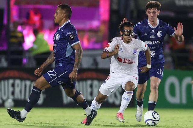 Olimpia's midfielder #08 Edwin Rodriguez (C) and Cartagines' midfielder #31 Gian Mauro Morera (L) fight for the ball during the first-leg play-in football match of the 2026 Concacaf Central American Cup between Costa Rica's Club Sport Cartagines and Honduras's Olimpia at the Jose Rafael "Fello" Meza Ivankovich Stadium in Cartago, Costa Rica, on October 21, 2026. (Photo by JOHN DURAN / AFP)