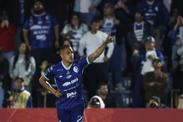 Joaquin Cartagines' US forward #22 Alonso Hernandez celebrates scoring his team's first goal during the first-leg play-in football match of the 2026 Concacaf Central American Cup between Costa Rica's Club Sport Cartagines and Honduras's Olimpia at the Jose Rafael "Fello" Meza Ivankovich Stadium in Cartago, Costa Rica, on October 21, 2026. (Photo by JOHN DURAN / AFP)