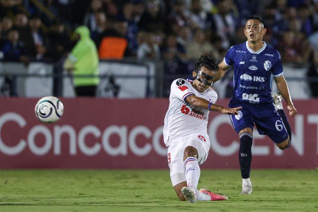 Olimpia's midfielder #08 Edwin Rodriguez and Cartagines' midfielder #06 Claudio Montero  fight for the ball during the first-leg play-in football match of the 2026 Concacaf Central American Cup between Costa Rica's Club Sport Cartagines and Honduras's Olimpia at the Jose Rafael "Fello" Meza Ivankovich Stadium in Cartago, Costa Rica, on October 21, 2026. (Photo by JOHN DURAN / AFP)
