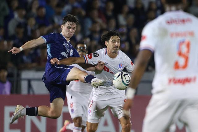 Cartagines' midfielder #31 Gian Mauro Morera and Imanol Olimpia's midfielder #07 Imanol Enriquez fight for the ball during the first-leg play-in football match of the 2026 Concacaf Central American Cup between Costa Rica's Club Sport Cartagines and Honduras's Olimpia at the Jose Rafael "Fello" Meza Ivankovich Stadium in Cartago, Costa Rica, on October 21, 2026. (Photo by JOHN DURAN / AFP)