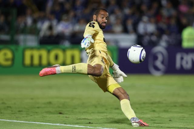 Olimpia's goalkeeper #01 Edrick Menjivar kicks the ball during the first-leg play-in football match of the 2026 Concacaf Central American Cup between Costa Rica's Club Sport Cartagines and Honduras's Olimpia at the Jose Rafael "Fello" Meza Ivankovich Stadium in Cartago, Costa Rica, on October 21, 2026. (Photo by JOHN DURAN / AFP)