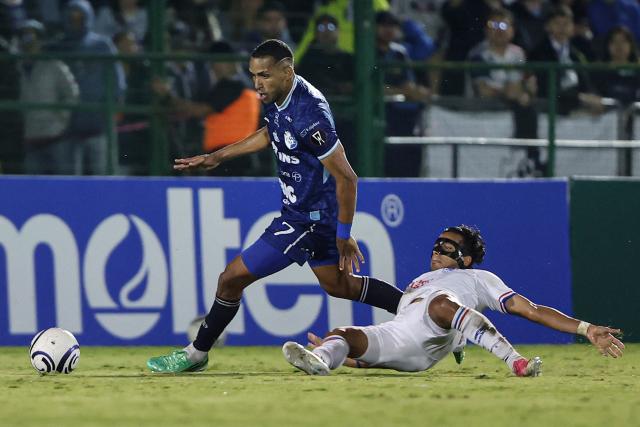 Cartagines' Panamanian forward #07 Manuel Moran and Olimpia's midfielder #08 Edwin Rodriguez fight for the ball during the first-leg play-in football match of the 2026 Concacaf Central American Cup between Costa Rica's Club Sport Cartagines and Honduras's Olimpia at the Jose Rafael "Fello" Meza Ivankovich Stadium in Cartago, Costa Rica, on October 21, 2026. (Photo by JOHN DURAN / AFP)