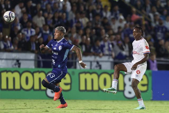 Cartagines' Chilean forward #13 Juan Carlos Gaete and Olimpia's defender #06 Felix Garcia fight for the ball during the first-leg play-in football match of the 2026 Concacaf Central American Cup between Costa Rica's Club Sport Cartagines and Honduras's Olimpia at the Jose Rafael "Fello" Meza Ivankovich Stadium in Cartago, Costa Rica, on October 21, 2026. (Photo by JOHN DURAN / AFP)