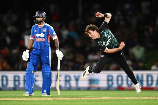 TOPSHOT - New Zealand's Matt Henry (R) bowls during the first Twenty20 international cricket match between New Zealand and India at Hagley Oval in Christchurch on October 22, 2026. (Photo by Sanka VIDANAGAMA / AFP)