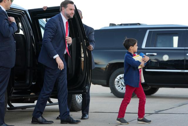 US Vice President JD Vance exits a vehicle in his motorcade as he walks to board Air Force Two at Cincinnati/Northern Kentucky International Airport in Hebron, Kentucky, on October 22, 2026. Vance is travelling to Nebraska for a midterm campaign rally. (Photo by Jacquelyn Martin / POOL / AFP)